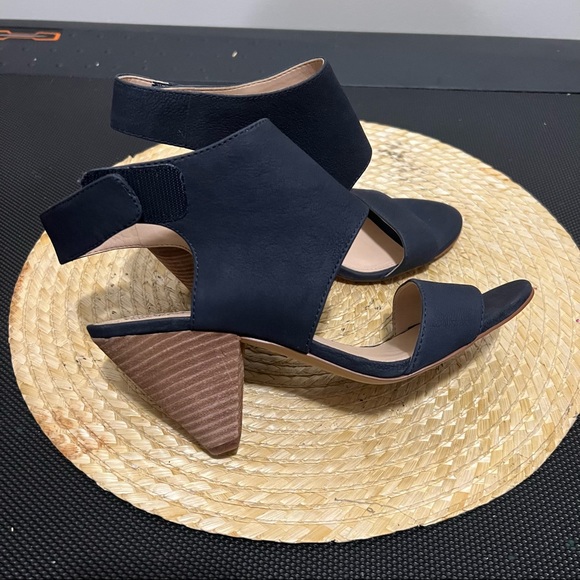 Vince Camuto Chic Minimalist Leather Evisa Sandals Heel - Picture 12 of 12
